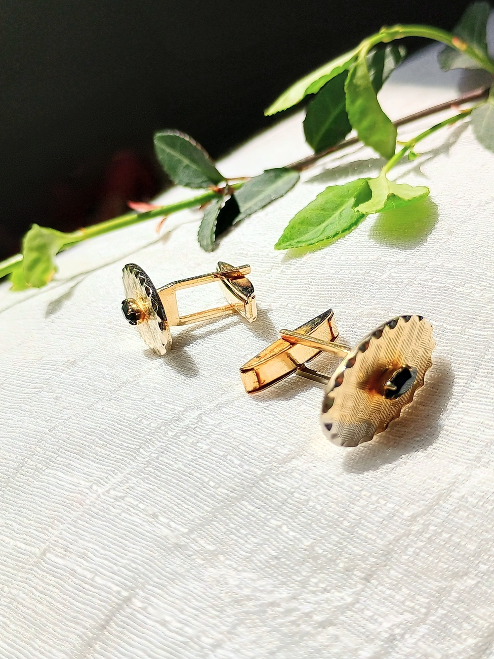 🎩 DAPPER STYLE 🎩 VTG gold tone onyx cufflinks, Eclectic Grandpa